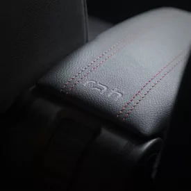   RATI ARMSTER 3 Armlehne MAZDA 2 2015-  [schwarz,vegan Leder,rote Nähte]