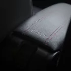 RATI ARMSTER 3 Armlehne SUZUKI SWIFT 2024- mit manueller Handbremse  [schwarz,vegan Leder,rote Nähte]