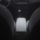 RATI ARMSTER 3 Armlehne SUZUKI SWIFT 2024- mit manueller Handbremse  [schwarz,vegan Leder,rote Nähte]
