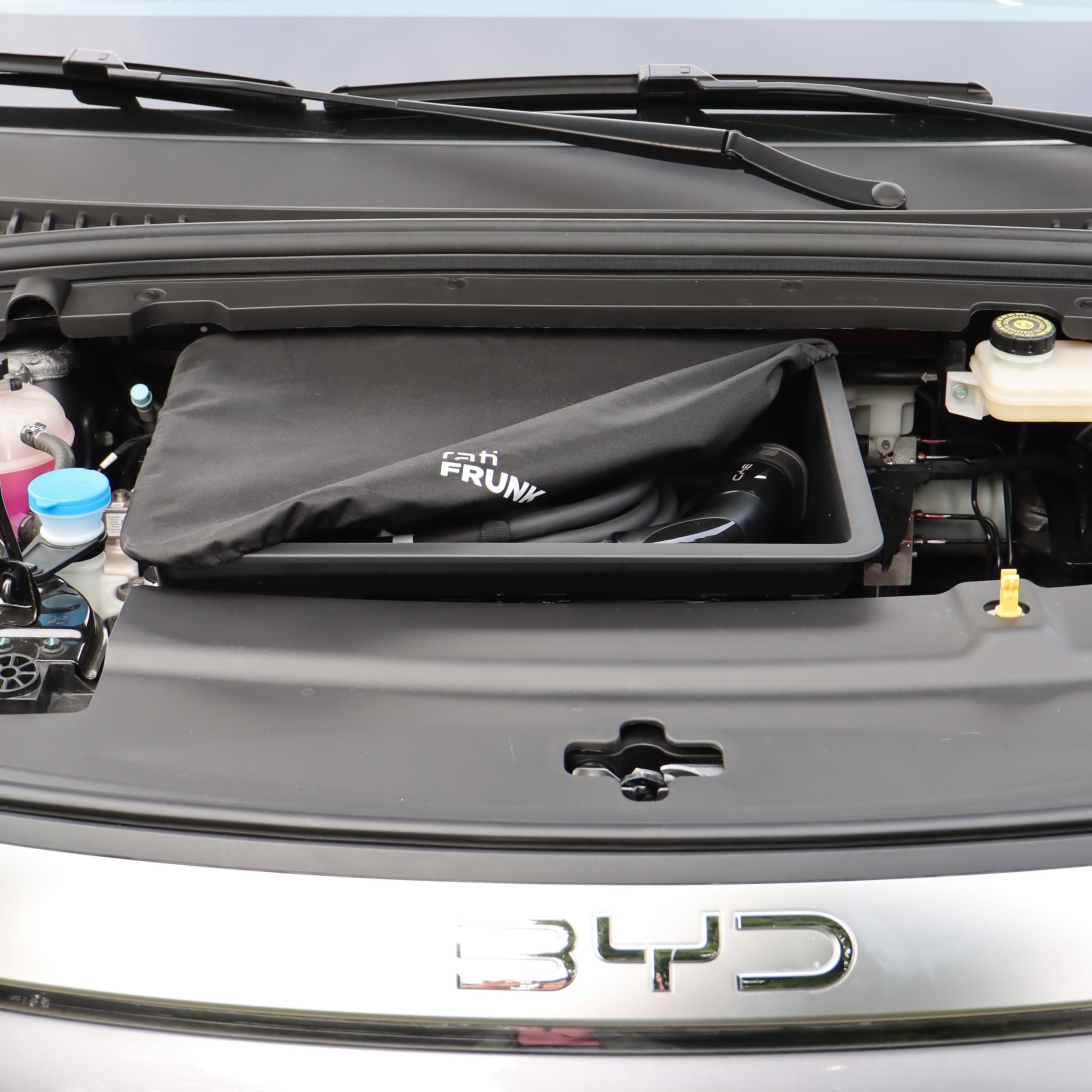 Neu für den BYD Atto 3: Stauraumlösung im Frontbereich