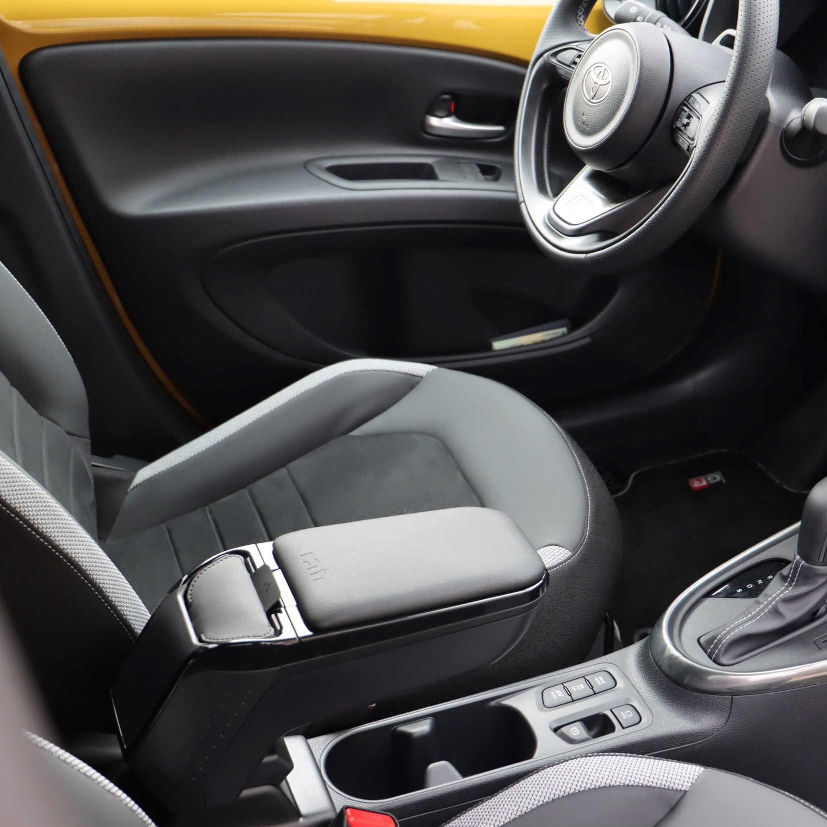 Neue, Rati Armlehne für den Toyota Aygo X Hybrid